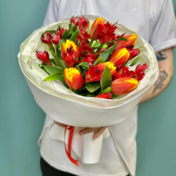«Буйабес» букет из тюльпанов и альстромерий