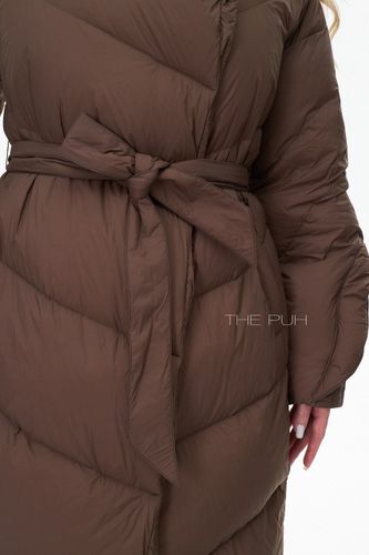 Коричневый длинный стеганый пуховик с поясом