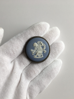 Брошь голубая с Путти Wedgwood