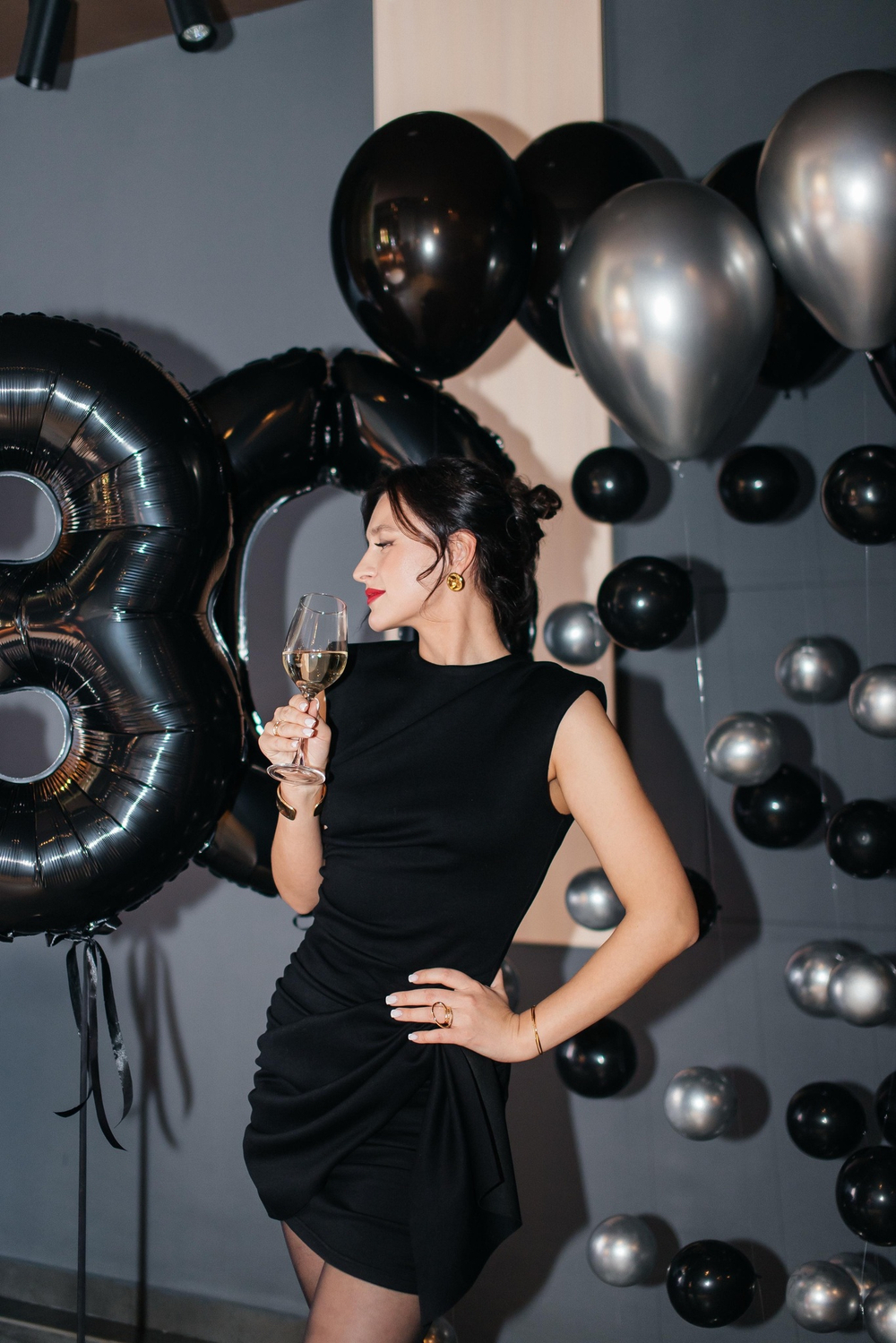 Воздушные шары на 30 лет черный/серебро, мини фотозона №2656