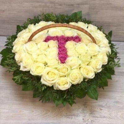 Корзина из 51 розы с буквой