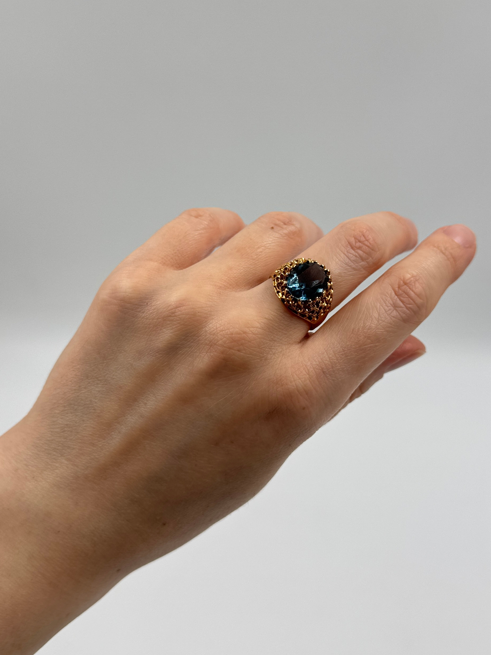 Кольцо с синим кристаллом