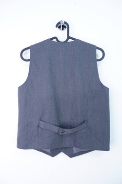 Жилет классического кроя, визуально на 44/46 размер