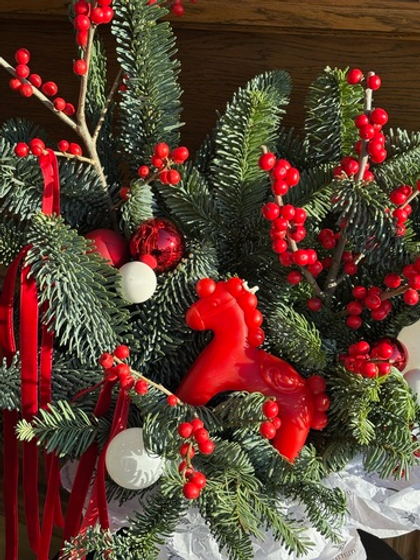 Композиция из хвои с илексом и свечой