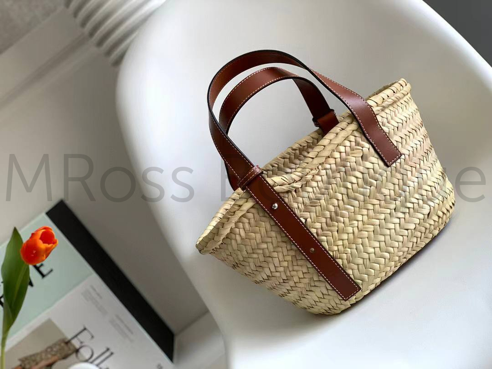 Женская сумка Loewe Basket плетёная бежевого цвета