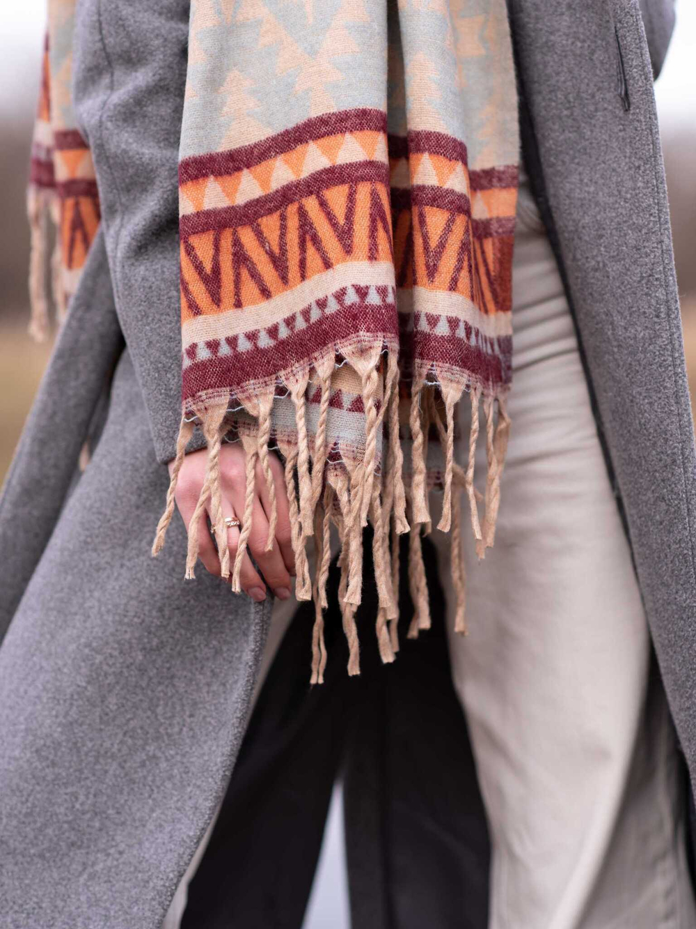 Теплый палантин с орнаментом