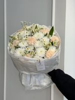 Букет из хризантемы, диантусов, ромашки и альстромерии