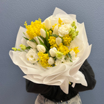 Весенний букет с белыми тюльпанами и ароматной мимозой