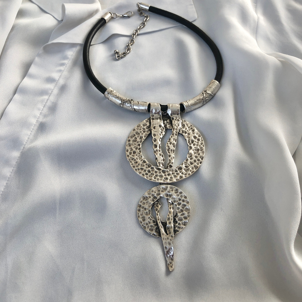 Колье треугольники в кругах на коже