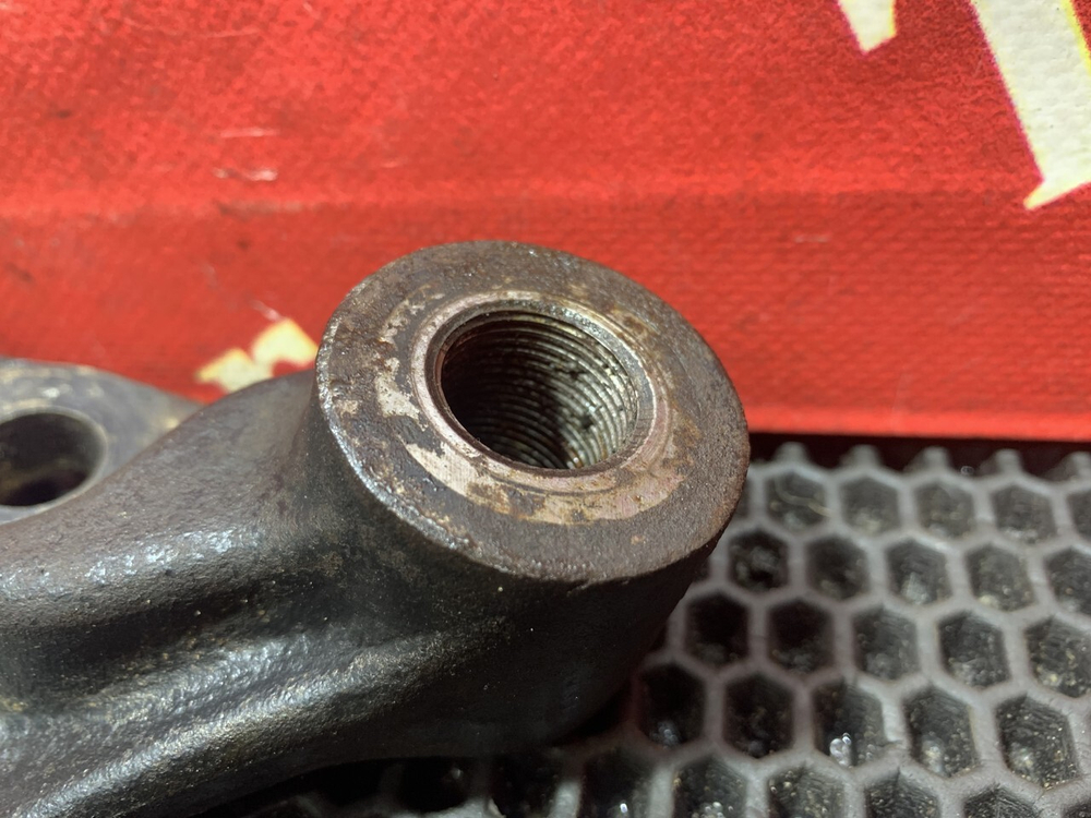 Кронштейн переднего амортизатора левый 2023г