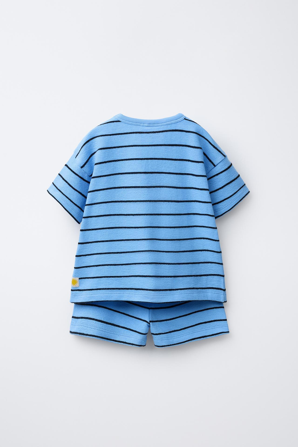 ZARA КОМПЛЕКТ ИЗ ФУТБОЛКИ И ШОРТОВ-ДЖОГГЕРОВ В ПОЛОСКУ, СИНИЙ