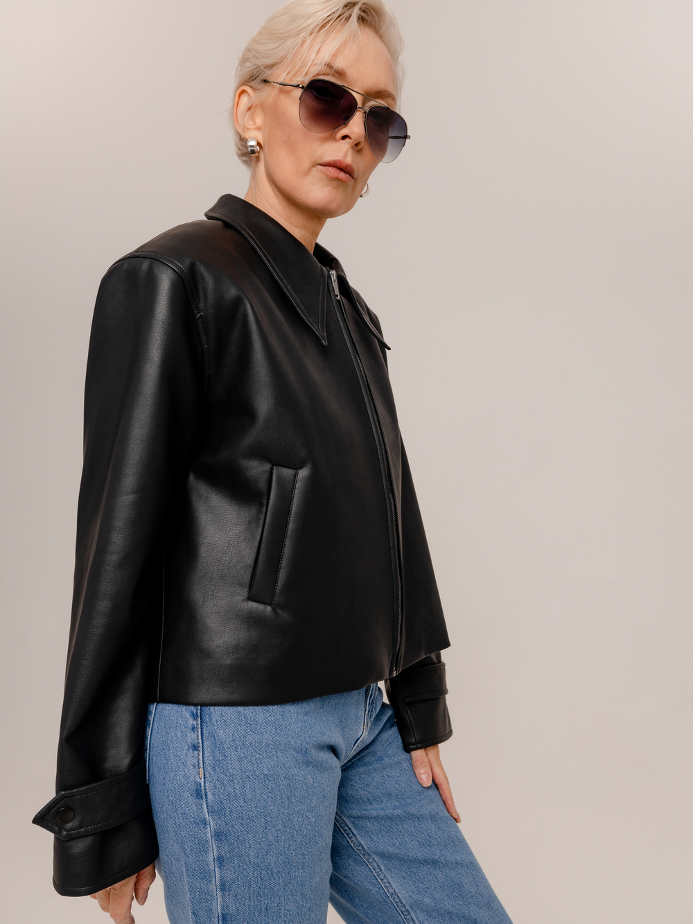 Жакет укороченный из экокожи черный