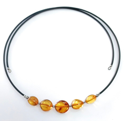 Чокер на шею из каучука с янтарем