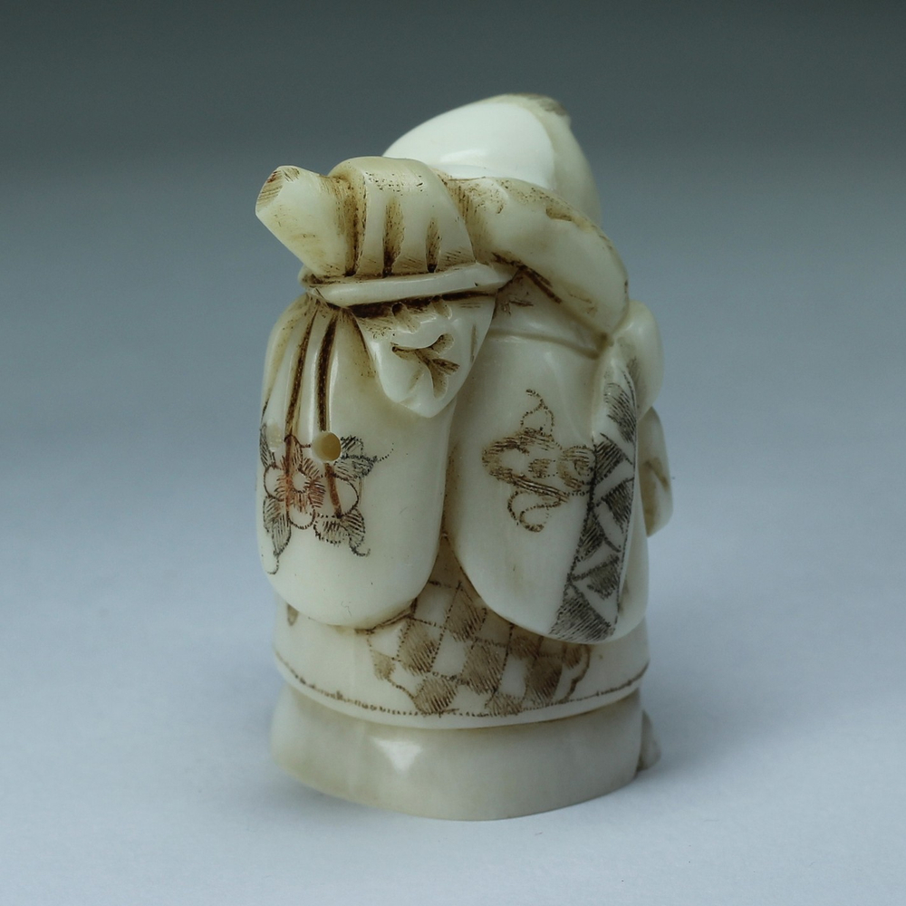 Нэцкэ Мальчик монах с мешком и иероглифом "счастье"