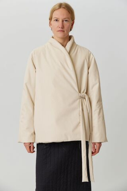 Зимняя куртка на запах из молочной бархатистой мембраны