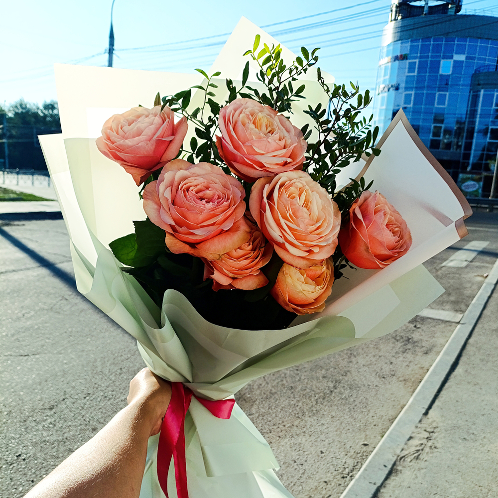 7 пионовидные роз Кахала с зеленью