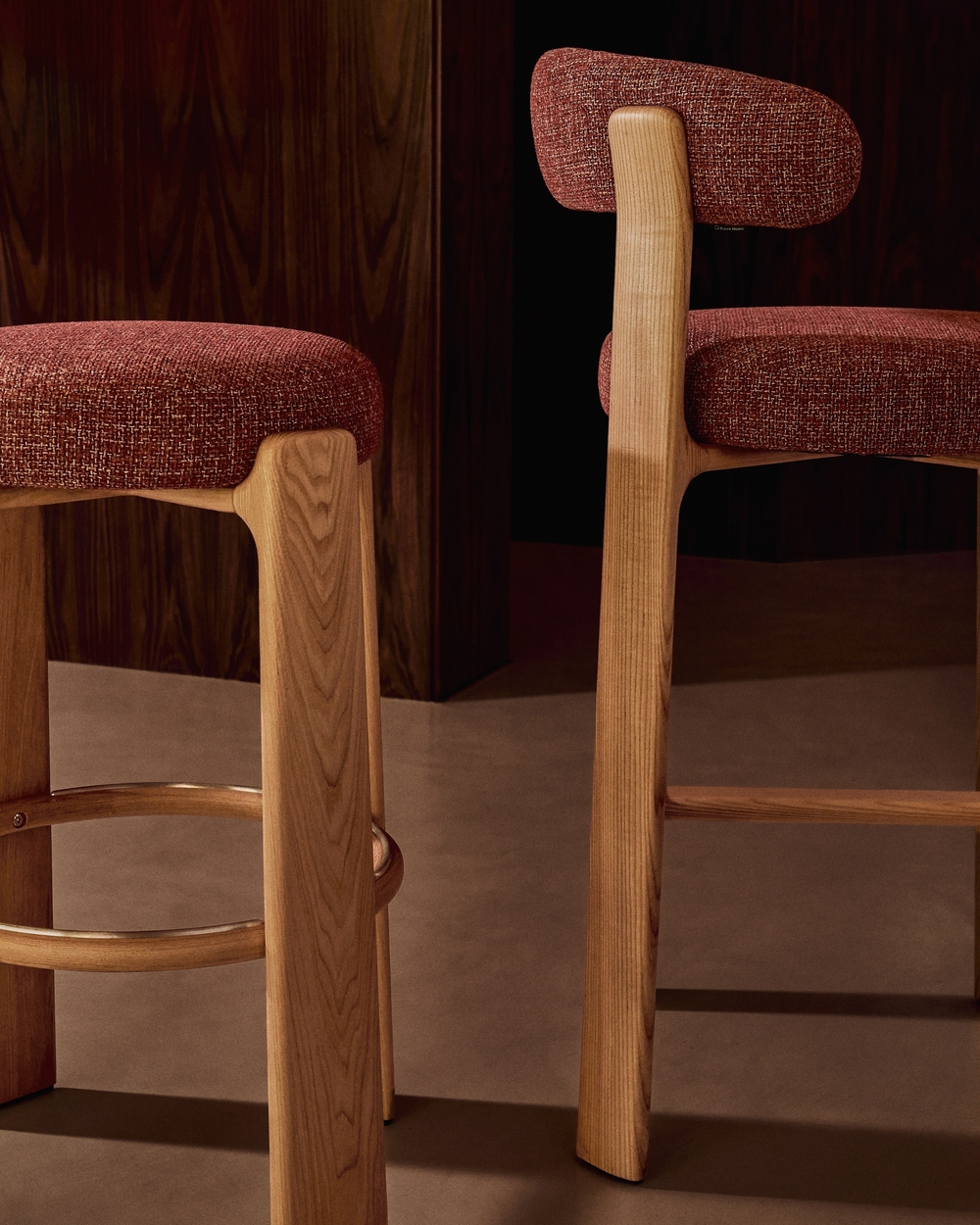 Granite Барный табурет из терракотового шенилла и массива ясеня в отделке орех 75 см