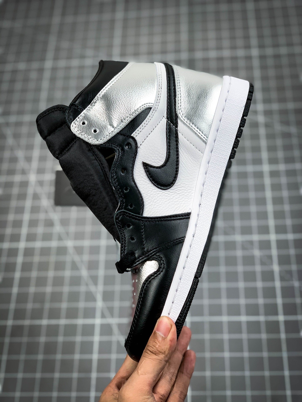 AIR JORDAN 1 RETRO HIGH OG SILVER TOE BLACK/METALLIC SILVER/WHITE