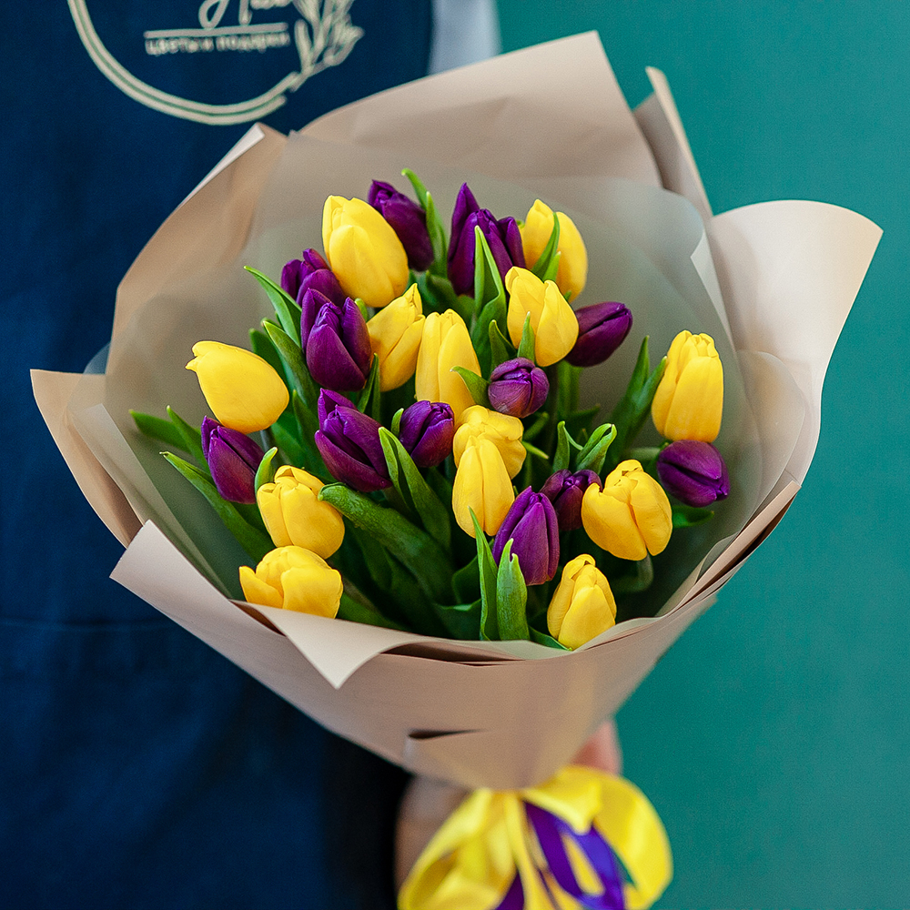 Желтые и фиолетовые тюльпаны