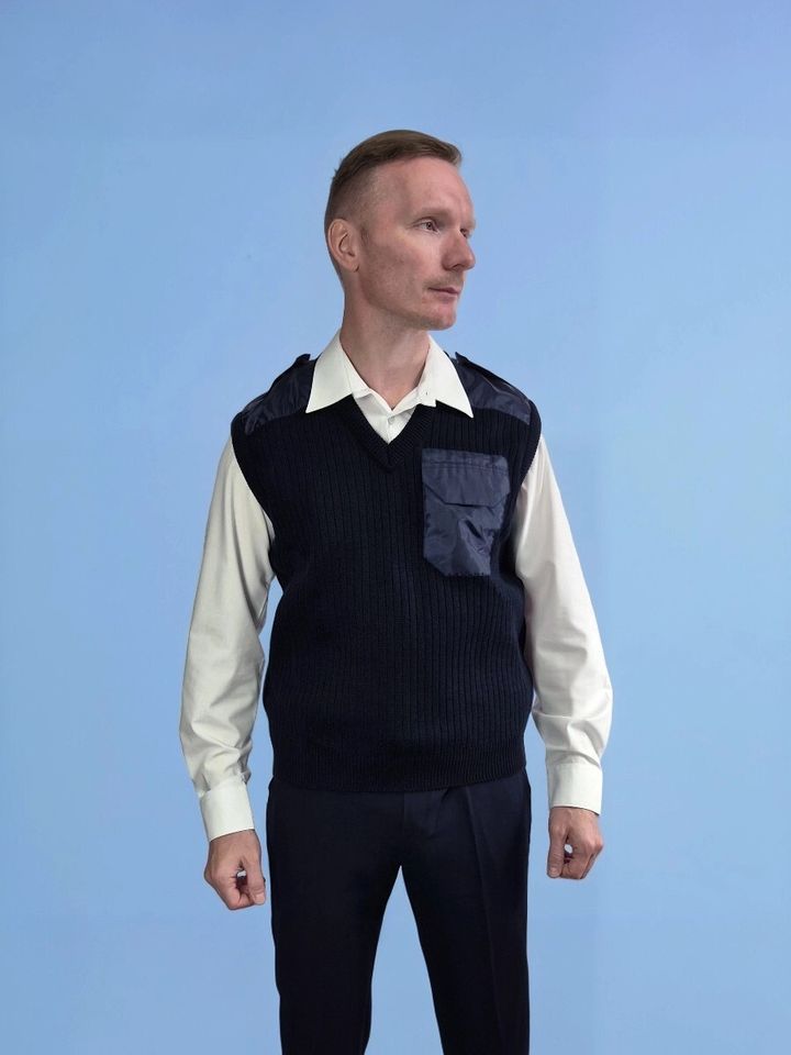 Безрукавка вязанная синяя