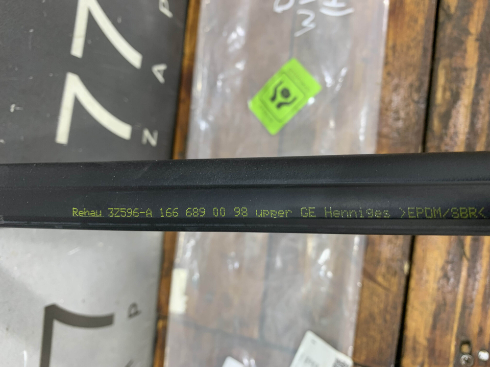 Уплотнитель радиатора верхний GL GLS (X166) Новый Оригинал A1666890098