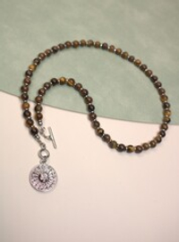 Колье-чокер с тигровым глазом "Солнечный страж"