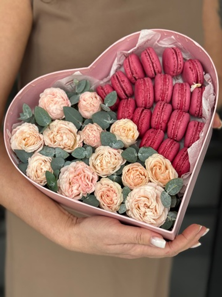 Композиция «Сердце» с пионовидными кустовыми розами, эвкалиптом и макарунс от Флора Маркет, размер M