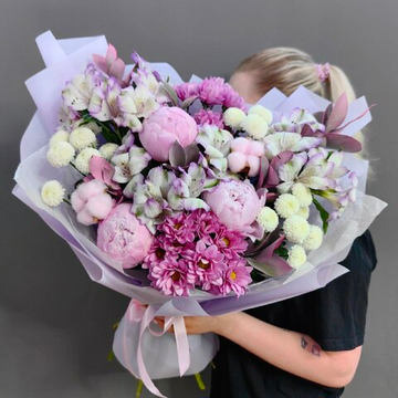 Авторский букет в сиреневой гамме с пионами