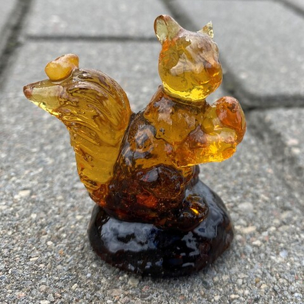 Белка с орешком