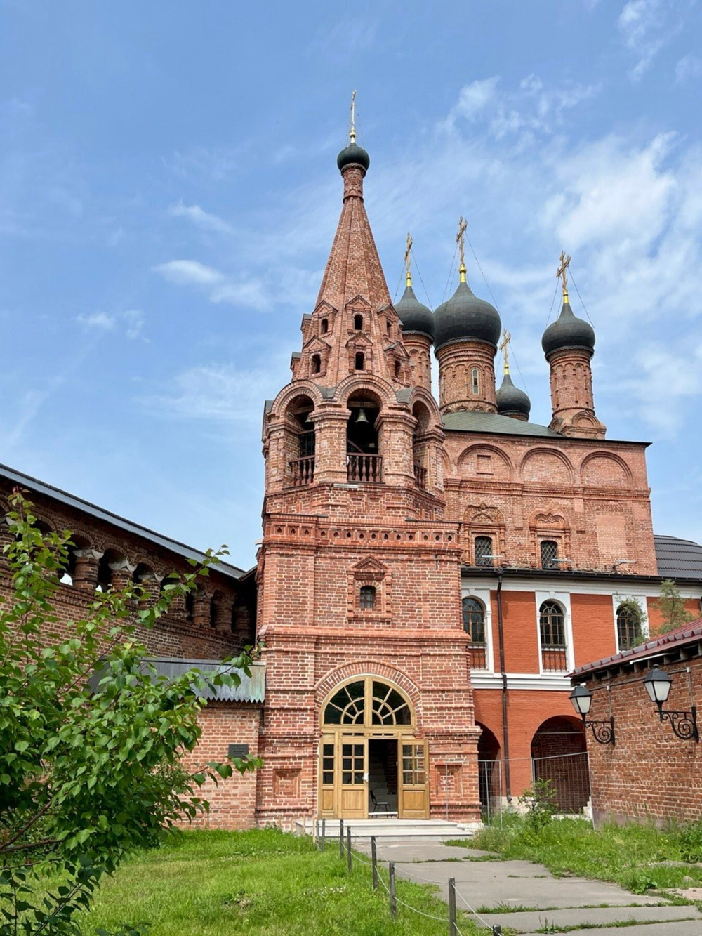 "Крутицкое подворье: жемчужина старой Москвы"- пешеходная групповая экскурсия по Москве.