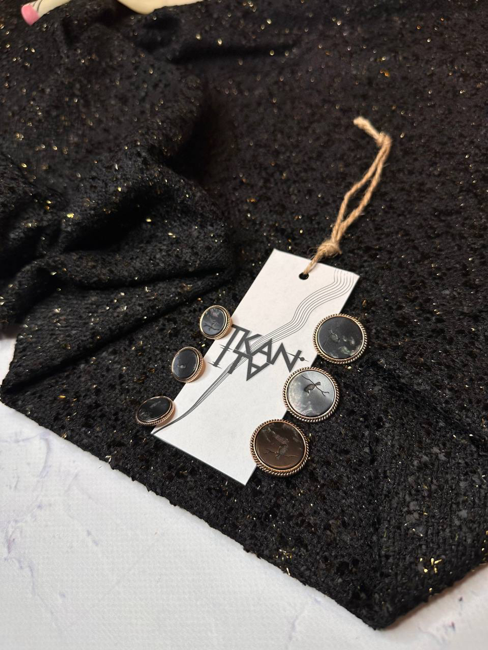 Костюмно-плательный смесовый твид с люрексом (Versace, 70%вискоза/10%люрекс/20%полиамид, Черный фон/золотые вспышки, 127, 476 гр/м2)