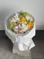 Сборный букет весна из кустовых пионовидных роз, нарциссов, ранункулюсов, вибурнума и скабиозы