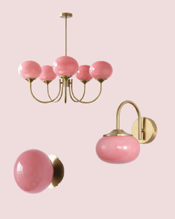 Элегантная люстра с глянцевыми розовыми плафонами и изящным золотым каркасом.