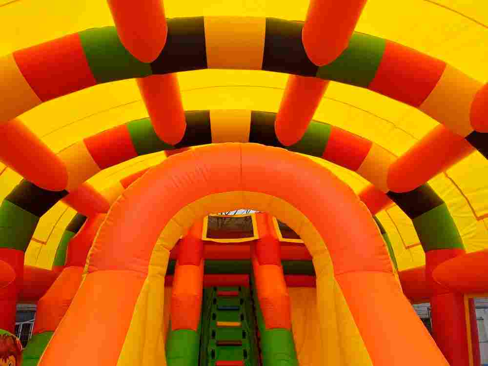 Коммерческий надувной батут с крышей «Страна Сафария 2» 10*8*6 м