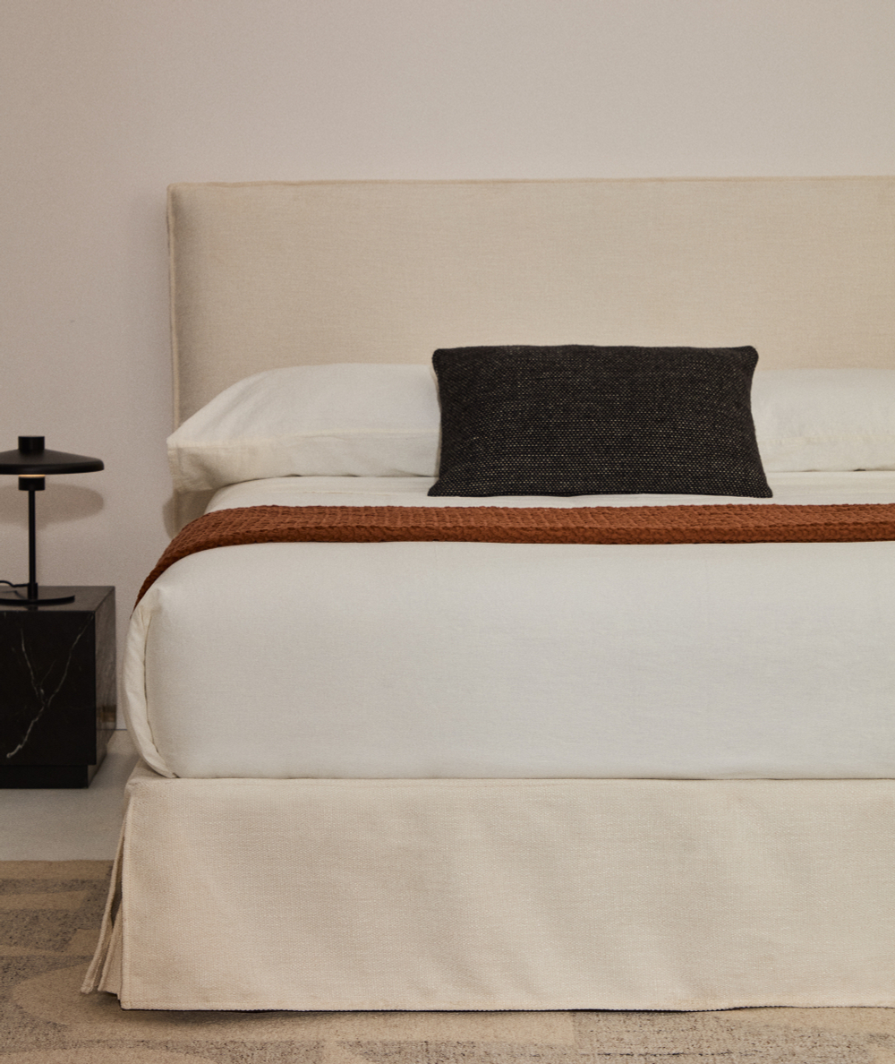Изголовье кровати Jaira из белого шенилла со съемным чехлом для кроватей шириной до 180 см