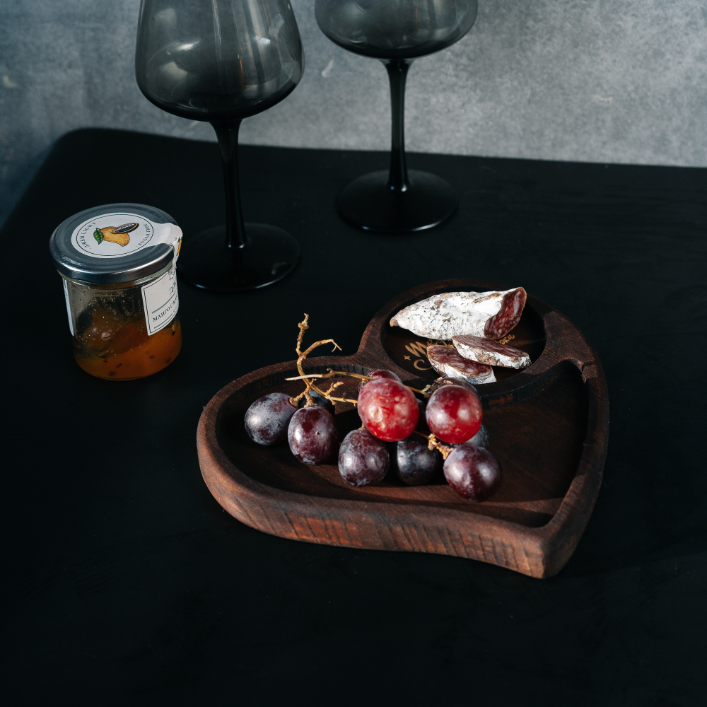 Деревянная менажница из кедра для подачи блюд и закусок с гравировкой "Тепло внутри, сказочно снаружи"