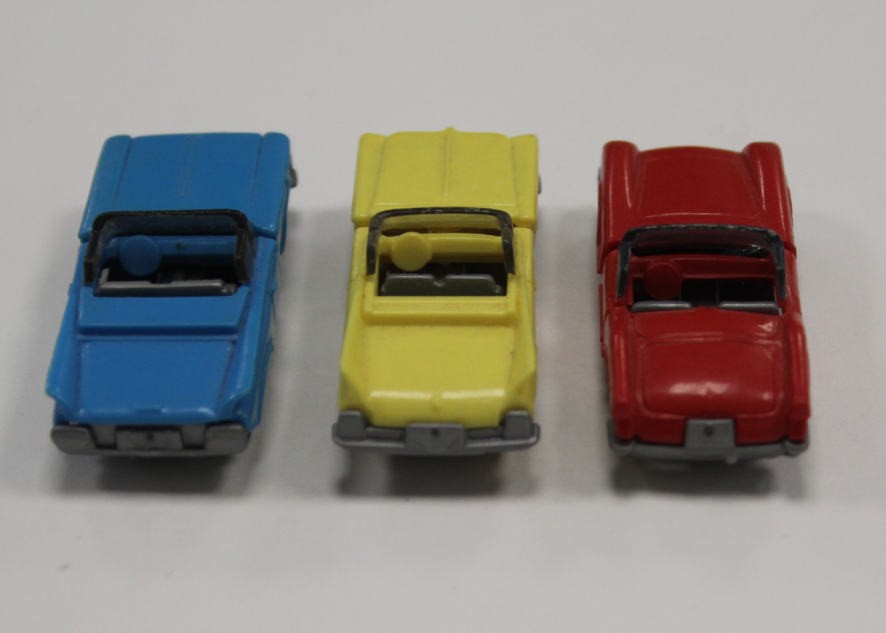 Набор из 3 штук Chevrolet Impala жёлтый и синий, Chevrolet Corvette. Серия машинок из киндер-сюрприза Ferrero Kinder 1994 год