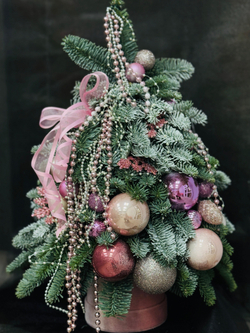 Новогодняя композиция из нобилиса Елочка ручной работы, оформленная в нежных пудровых тонах, 40-50 см