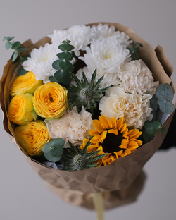 Букет с кустовой розой Голден Трендсеттер, подсолнухом