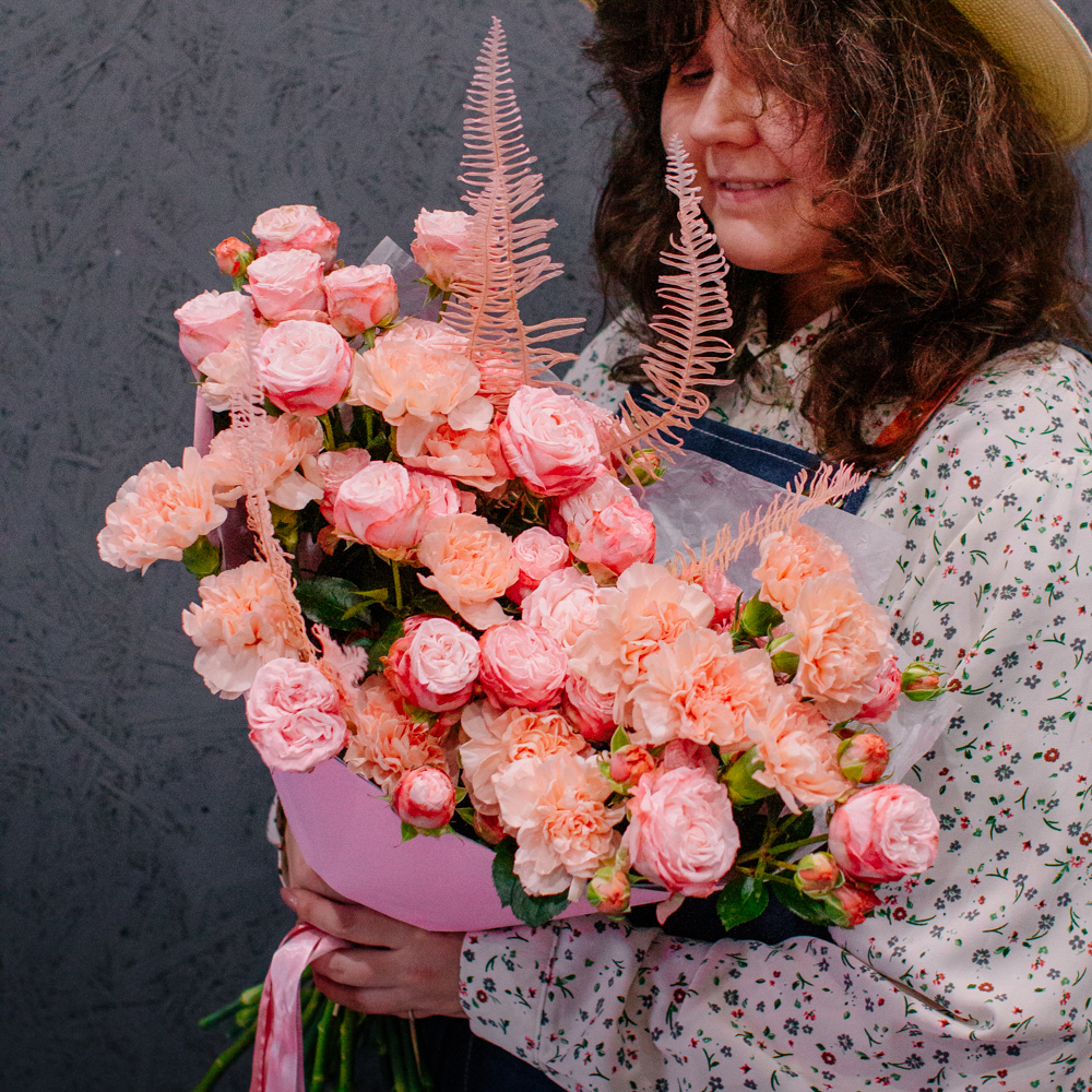 75. Уютный букет в персиково-розовой гамме с кустовыми розами