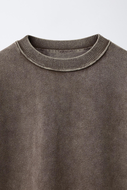 ZARА ФУТБОЛКА ИЗ ТРИКОТАЖА С ЭФФЕКТОМ ПОТЕРТОСТИ, ЦВЕТ РЖАВЧИНЫ