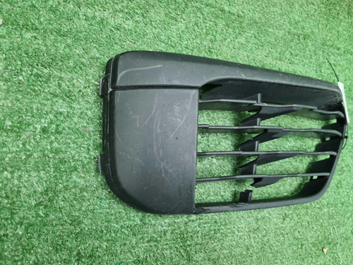 Решетка переднего бампера правая BMW X1 F48 15-19
