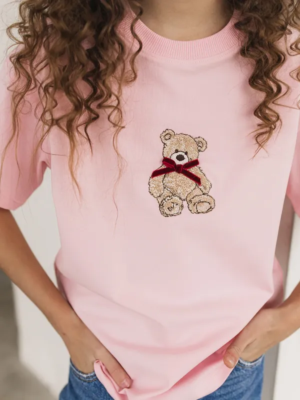 Розовая футболка для девочки оптом арт. 6487 с вышивкой медвежонка крупный план – Божья Коровка