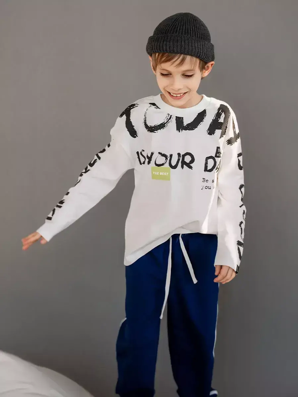 Белый лонгслив оверсайз для мальчика