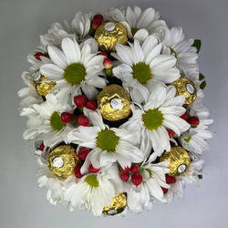 Сладкий букет в подарочной коробке из хризантемы с конфетами Rocher "Счастье"