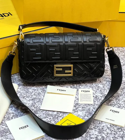 Сумка из кожи Fendi Baguette черный