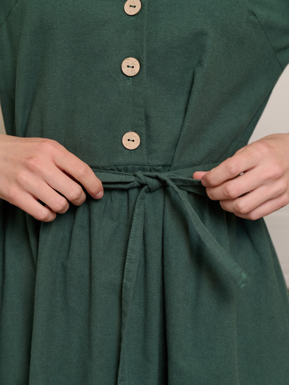 Платье с воротником стойкой