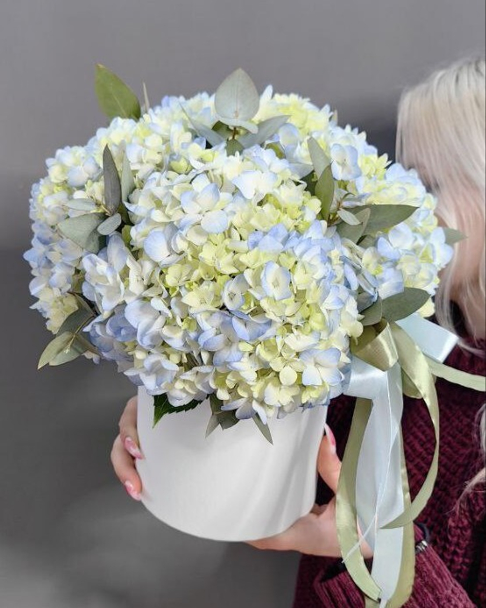 Коробка с 3 голубыми гортензиями и эвкалиптом