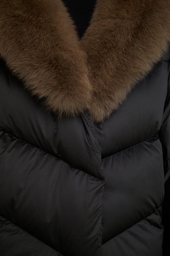 Черно-коричневый пуховик с меховым воротником