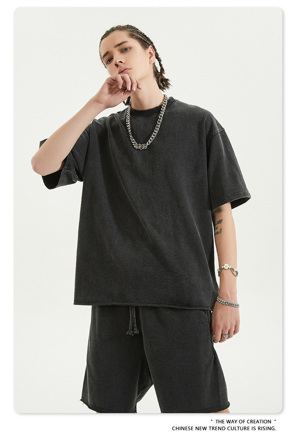 Костюм мужской футболка с шортами с эффектом потёртости.